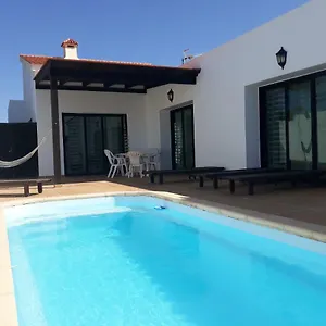Chalet Con Piscina De 3 Dormitorios , Lajares España